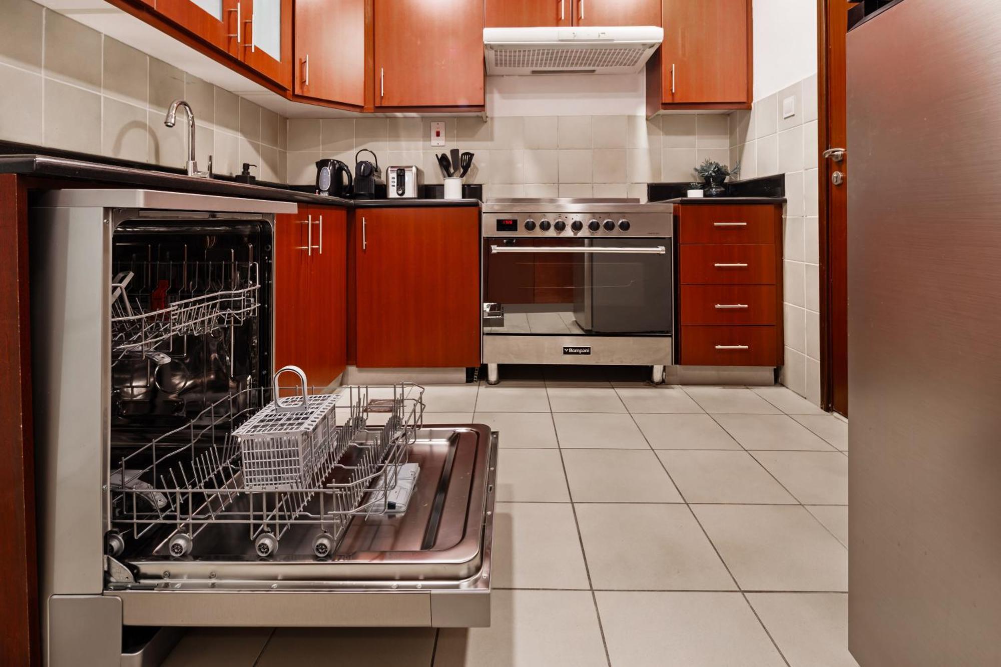 Spacious 5br With Maid's On Jbr - Prime Location, Steps From Shops, Dining & Entertainment - By Sunkissed Homes Dubái