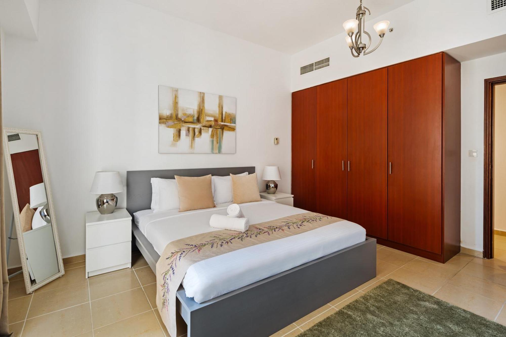 Spacious 5br With Maid's On Jbr - Prime Location, Steps From Shops, Dining & Entertainment - By Sunkissed Homes * Dubái