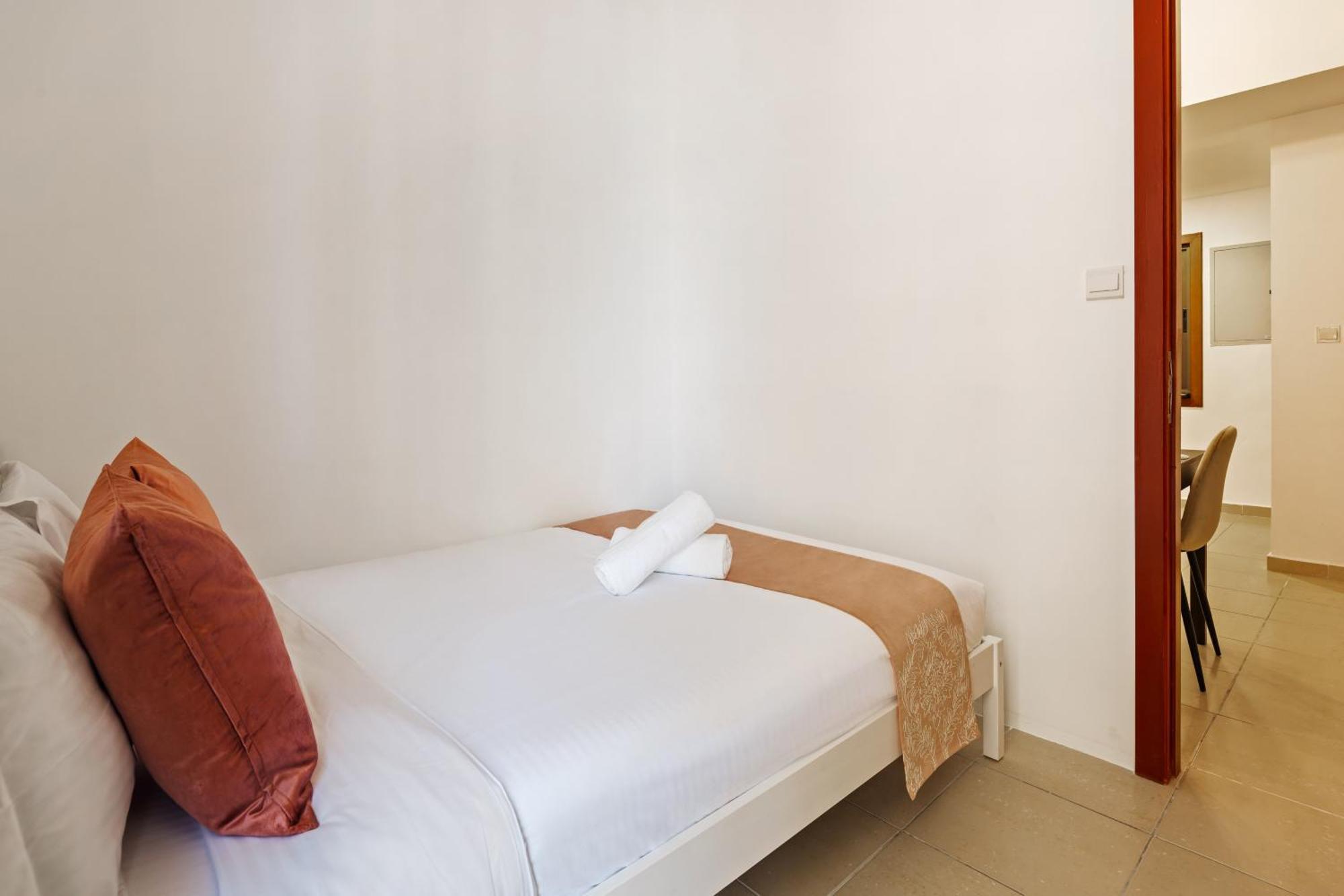 Spacious 5br With Maid's On Jbr - Prime Location, Steps From Shops, Dining & Entertainment - By Sunkissed Homes * Dubái