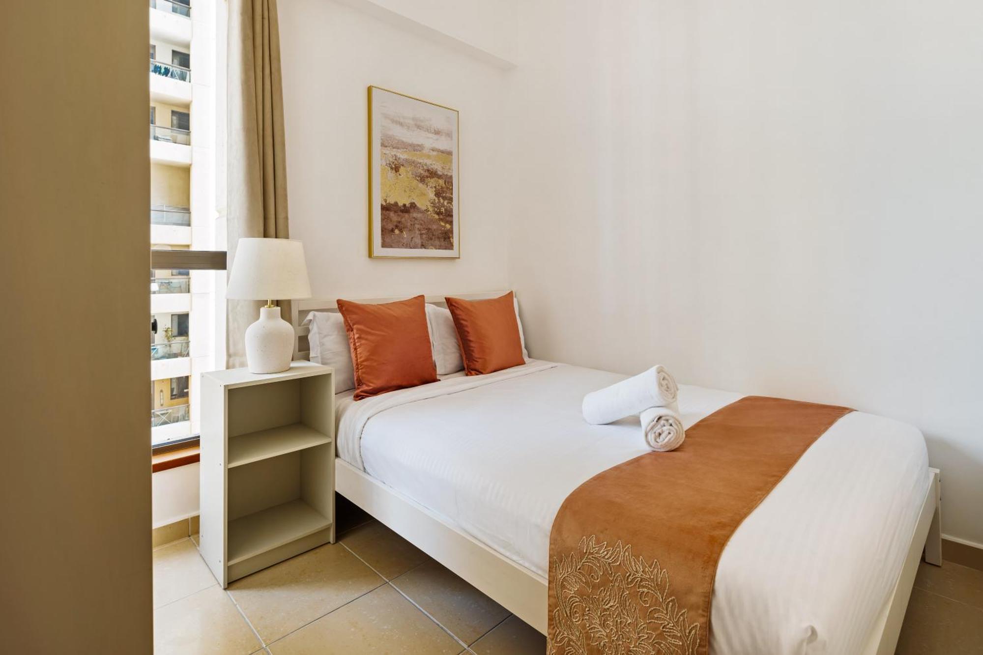 Apartamento Spacious 5br With Maid's On Jbr - Prime Location, Steps From Shops, Dining & Entertainment - By Sunkissed Homes *