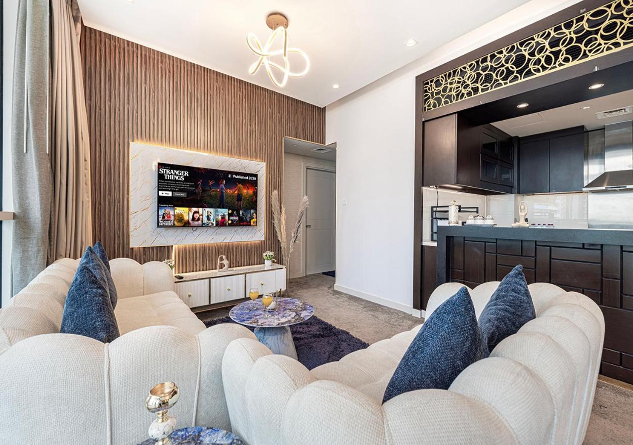 Apartamento Burj Khalifa View! 2 Bedroom Luxe With 4 Minute Walk To Mall! Pool And Sauna Access! Dubai