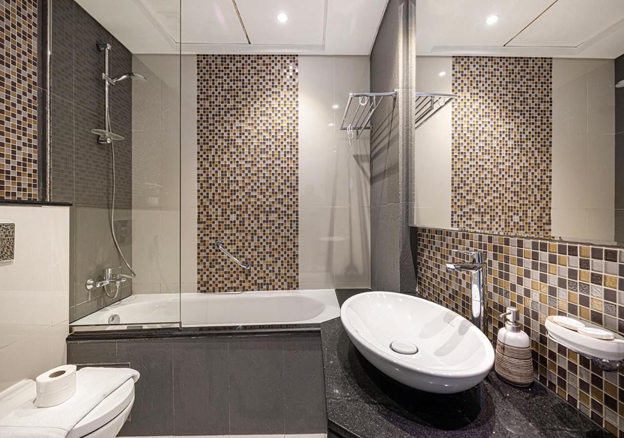 Burj Khalifa View! 2 Bedroom Luxe With 4 Minute Walk To Mall! Pool And Sauna Access! Apartamento