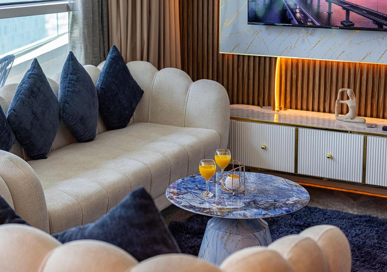 Burj Khalifa View! 2 Bedroom Luxe With 4 Minute Walk To Mall! Pool And Sauna Access! Apartamento Dubai