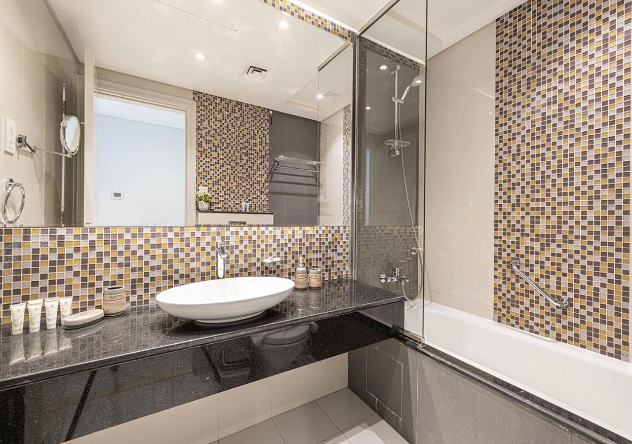 Apartamento Burj Khalifa View! 2 Bedroom Luxe With 4 Minute Walk To Mall! Pool And Sauna Access! Dubai