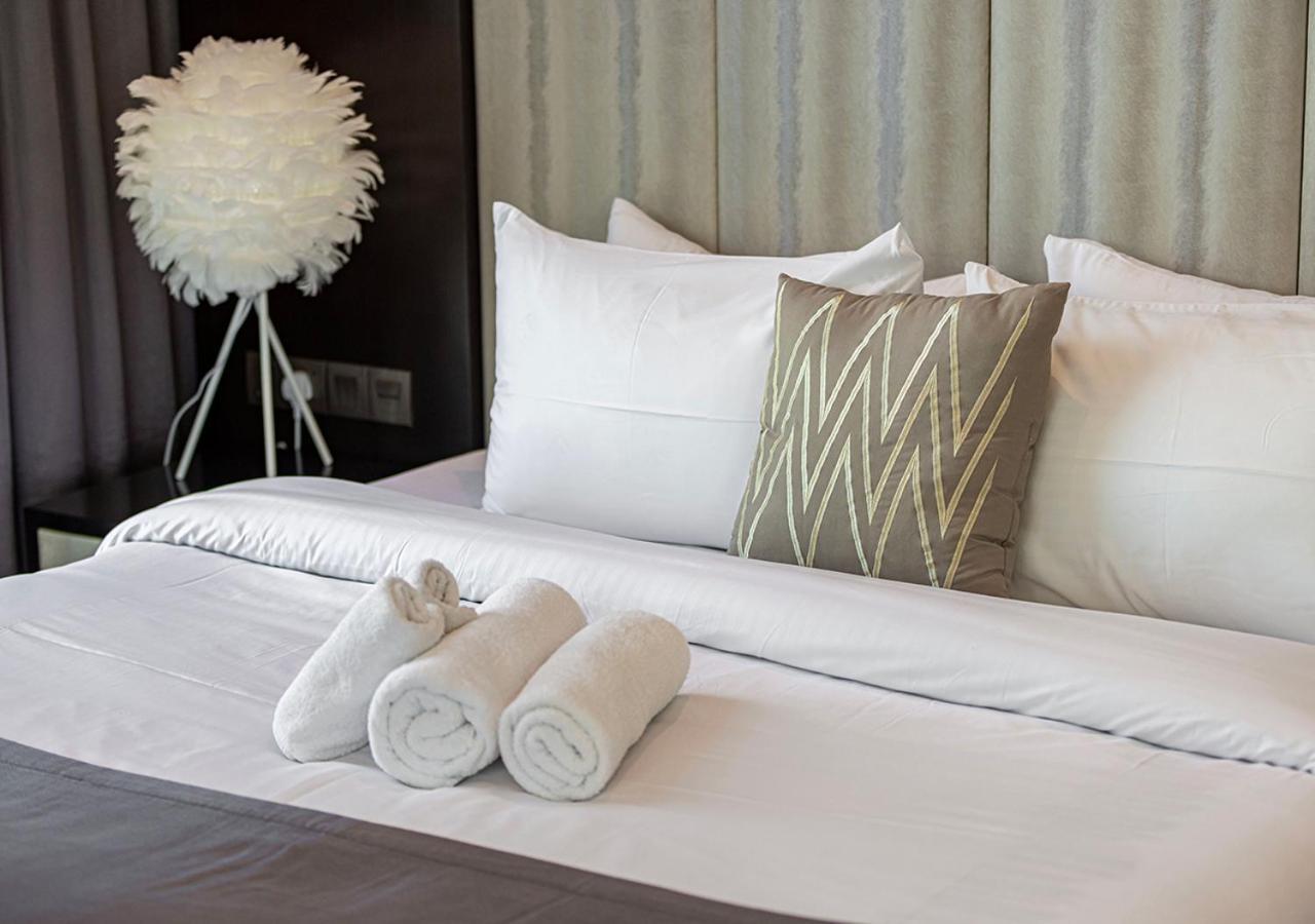 Burj Khalifa View! 2 Bedroom Luxe With 4 Minute Walk To Mall! Pool And Sauna Access! Apartamento Dubai