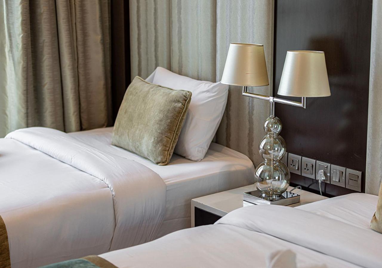 Burj Khalifa View! 2 Bedroom Luxe With 4 Minute Walk To Mall! Pool And Sauna Access! Apartamento *