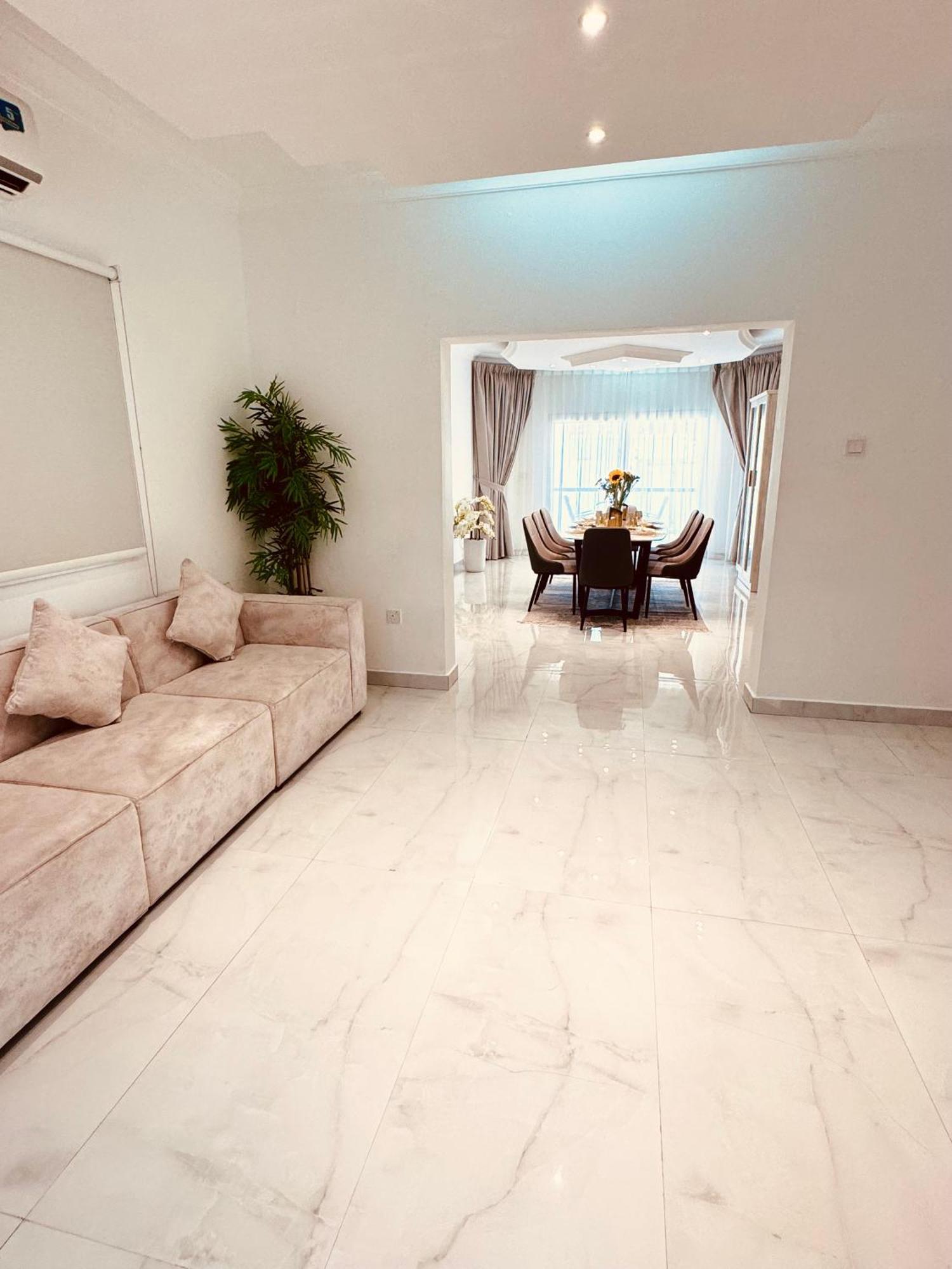 Beautiful Private With Pool Villa Dubái