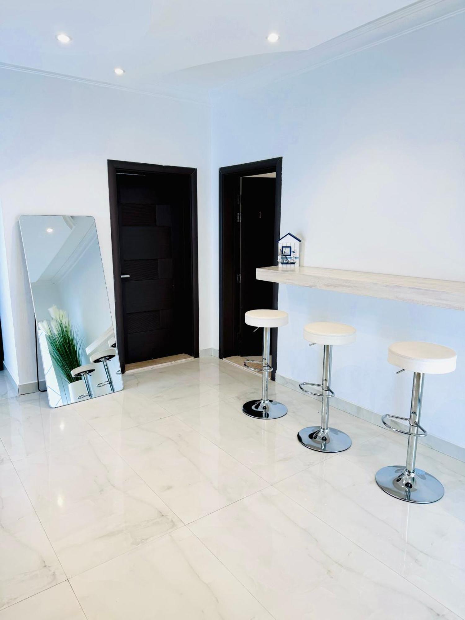 Beautiful Private With Pool Dubái