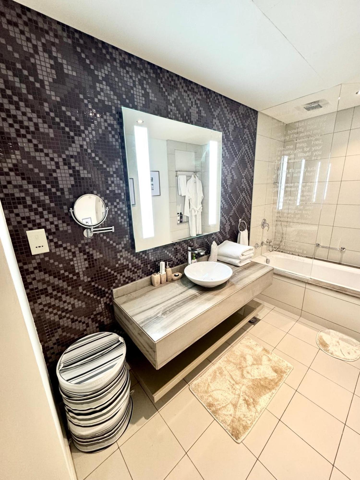 Apartamento Luxury 1br - 5 Min Drive To Mall-5 Star Facilities Dubái