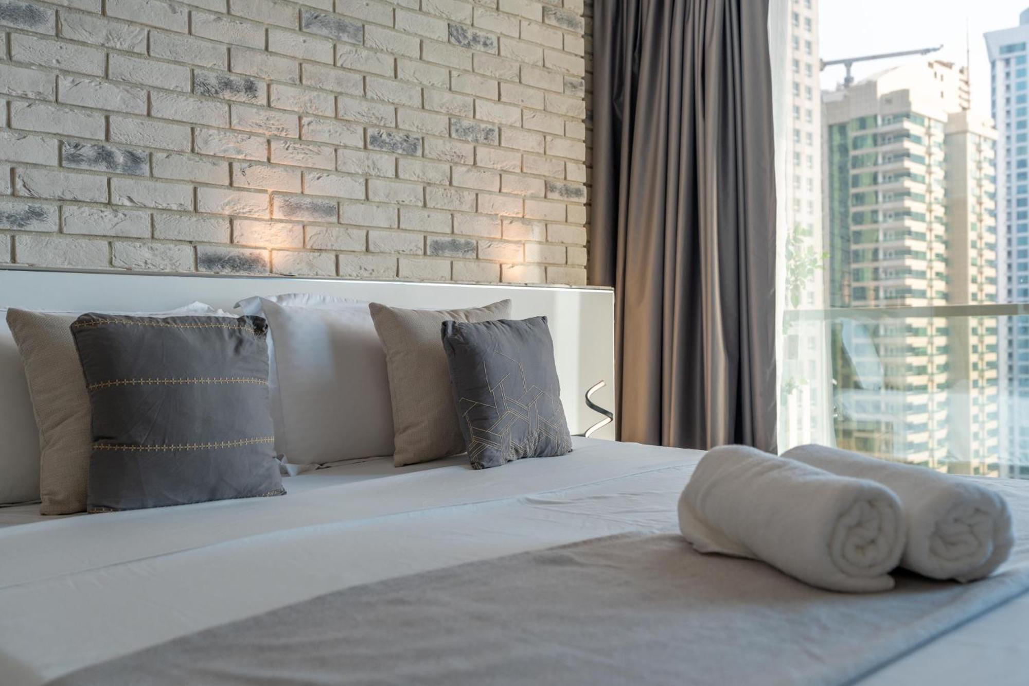 The Luxe Marina Experience - Stylish 2br With Sweeping Balcony Views For Total Relaxation Dubaï