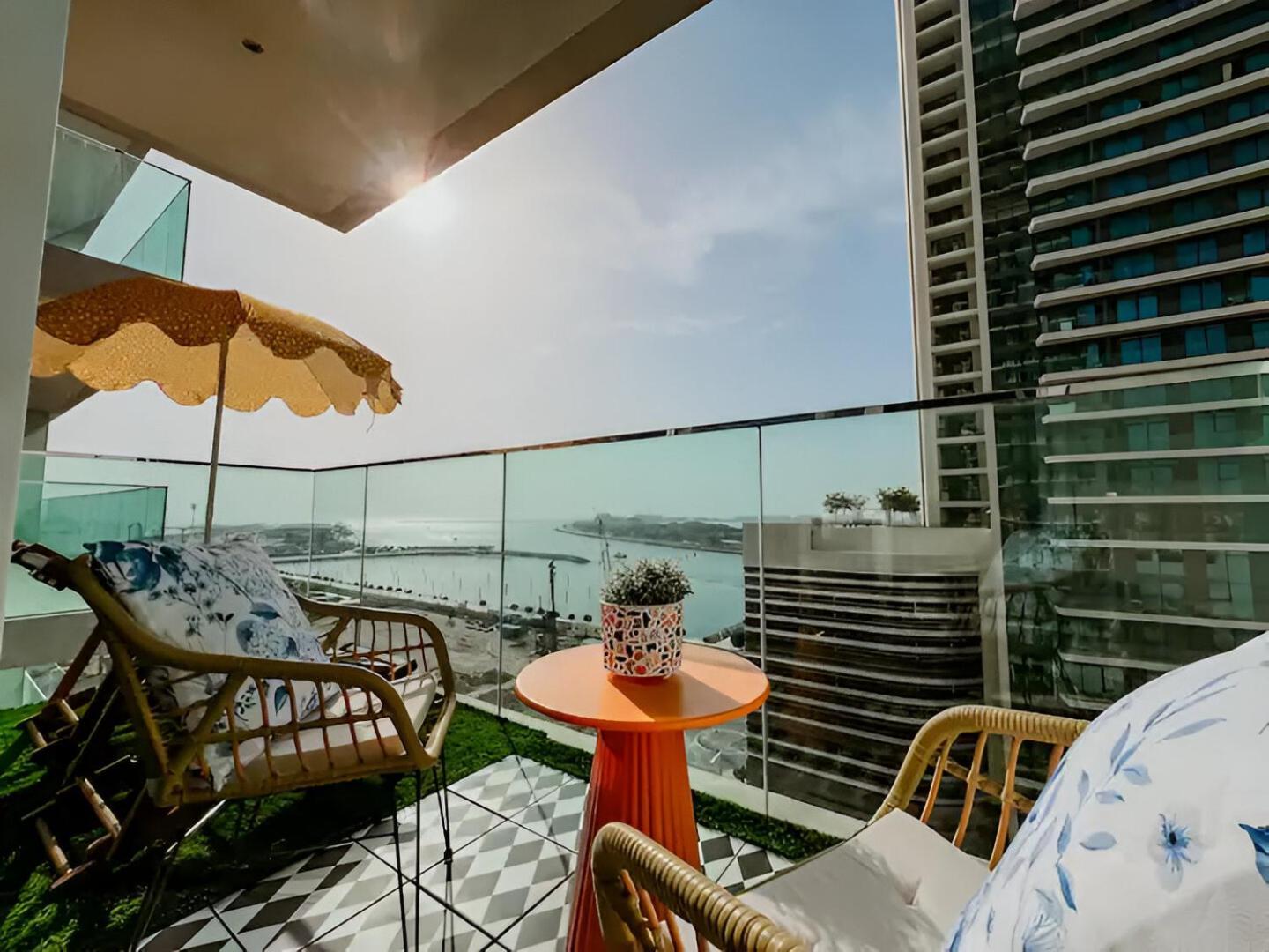 Appartement Beachfront Bliss: Chic 1 Bedroom Retreat By The Sea