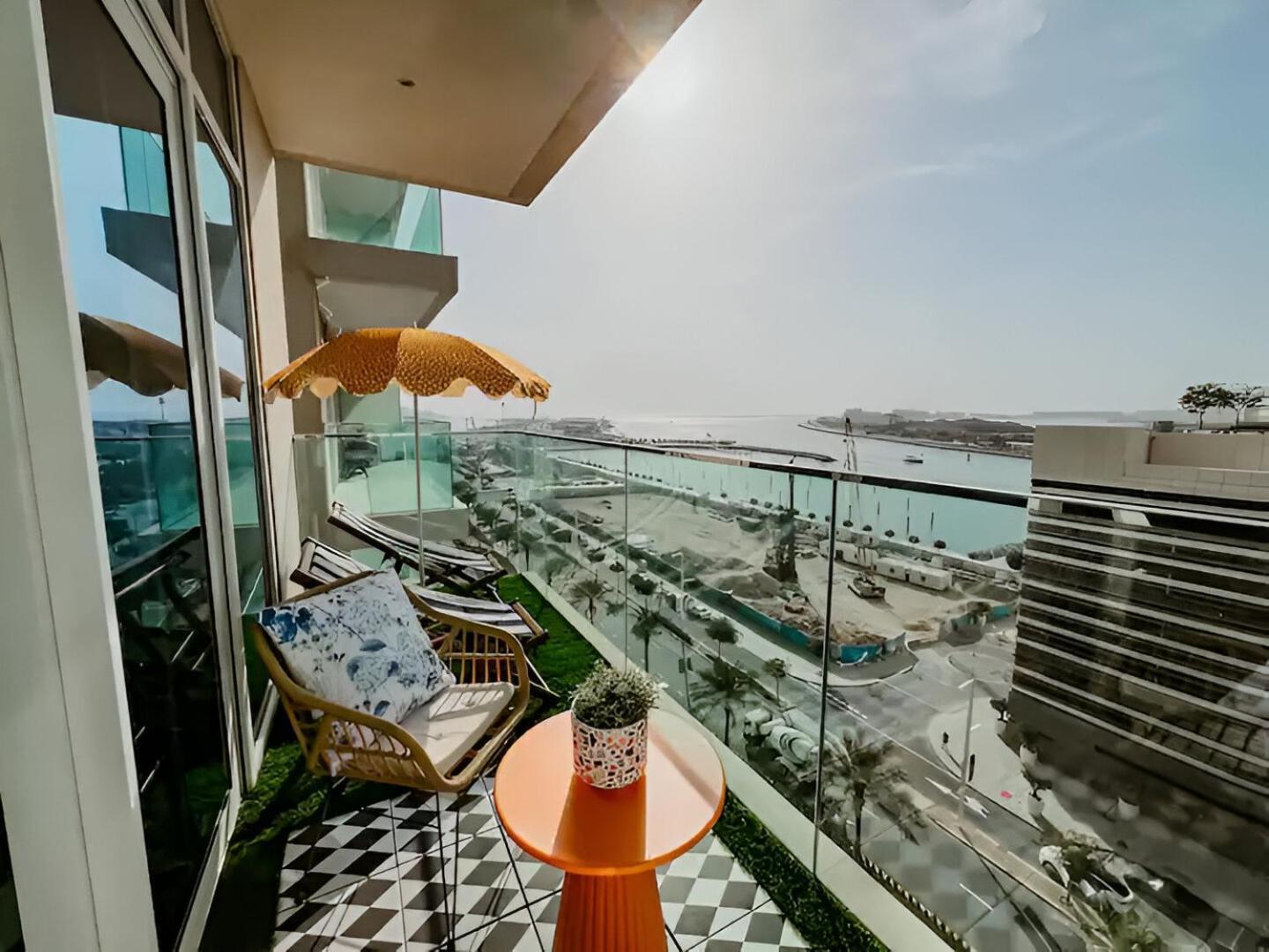 Beachfront Bliss: Chic 1 Bedroom Retreat By The Sea Appartement