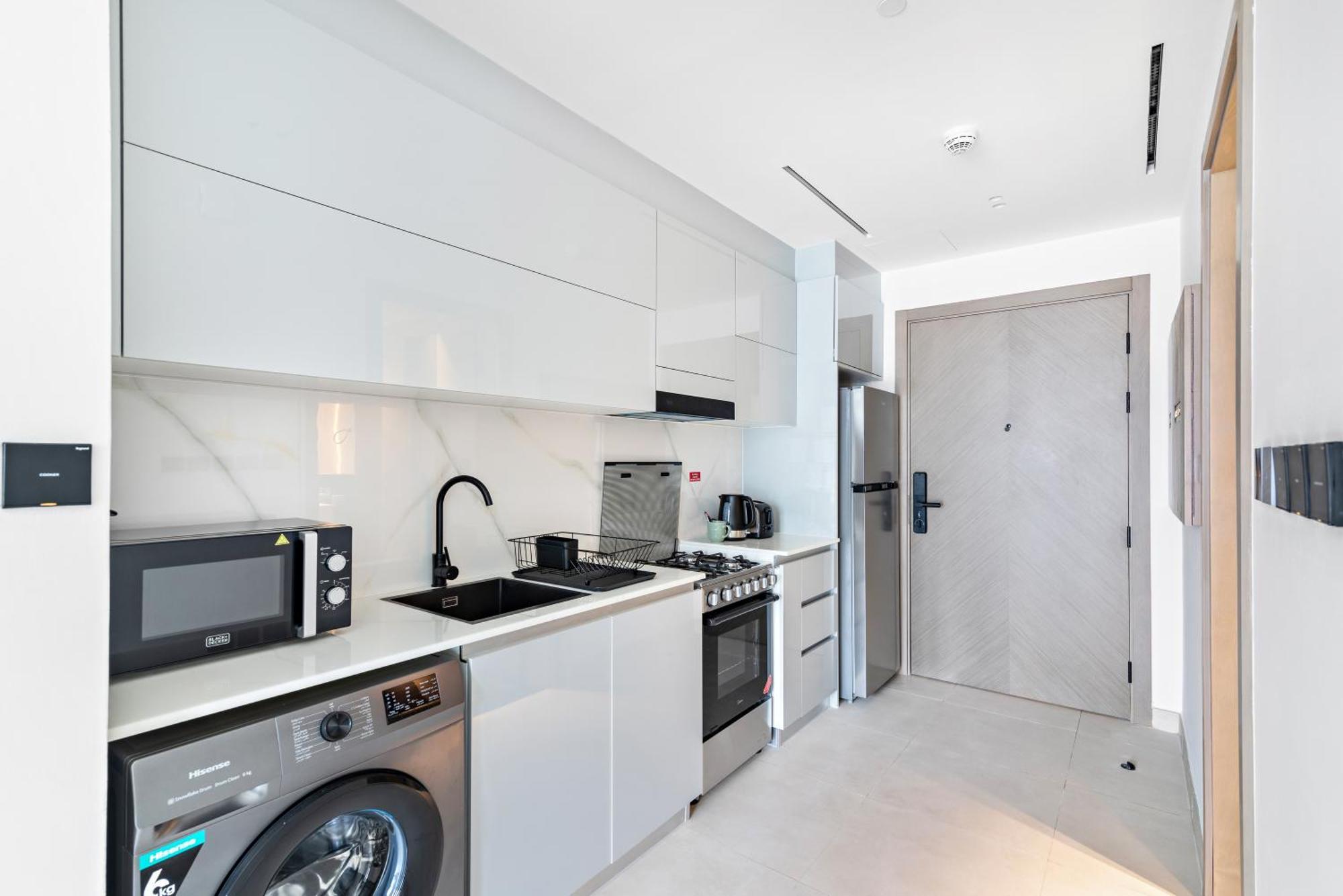 Furnished Binghatti Canal - Burj Khalifa View, Apartamento *