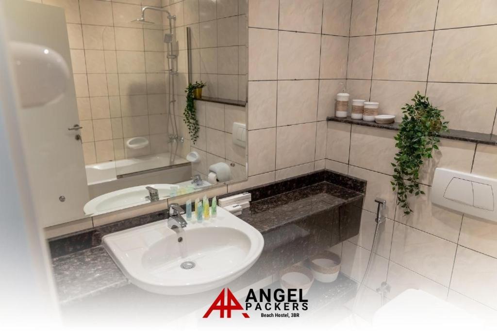 Angel Packers With Seaview In Marina Walk