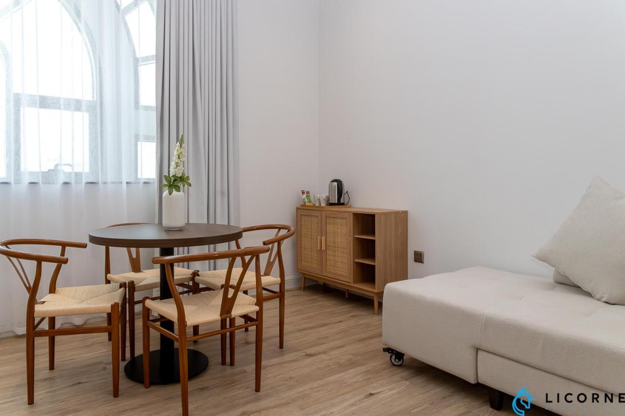 Sunset Beach Oasis - Private & Shared Hostel Dubai