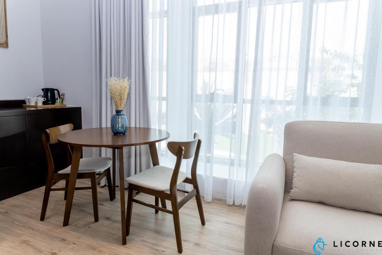 Sunset Beach Oasis - Private & Shared Hostel Dubai