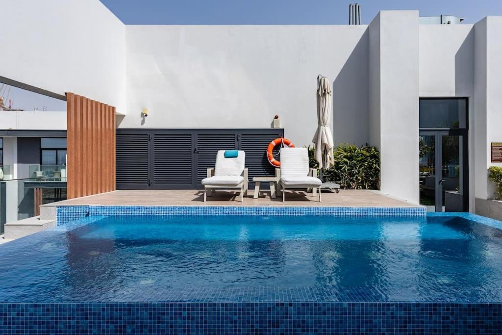 Waves - Comfortable Jvc With Balcony And Maids Apartment *