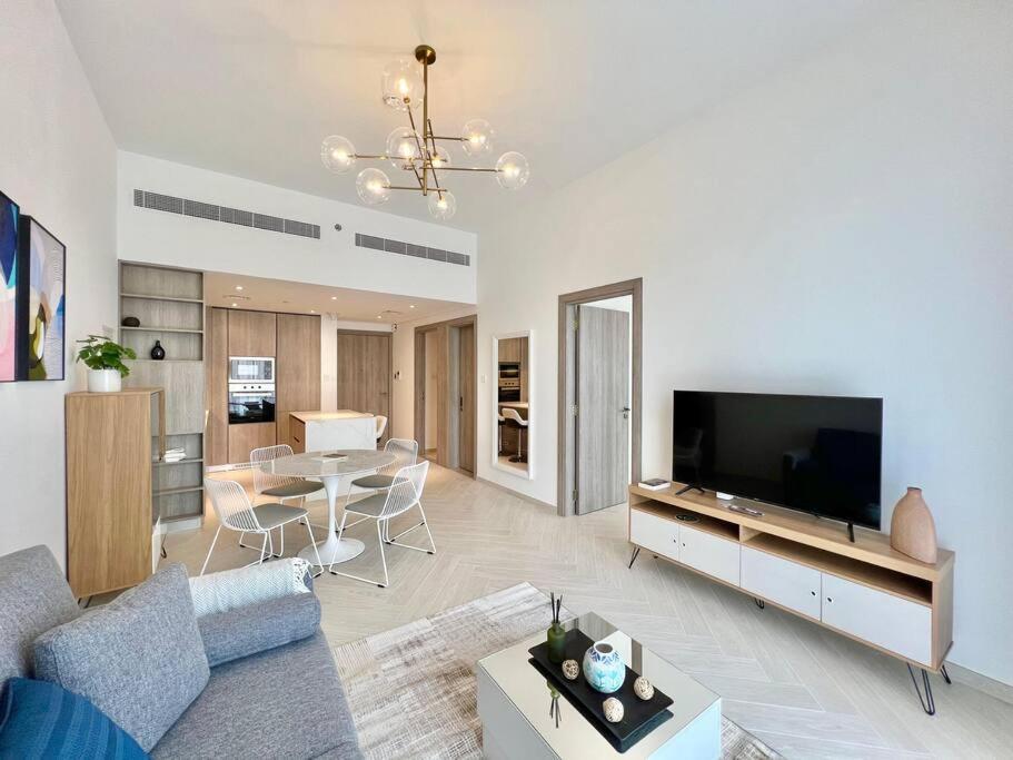 Apartment Waves - Comfortable Jvc With Balcony And Maids *