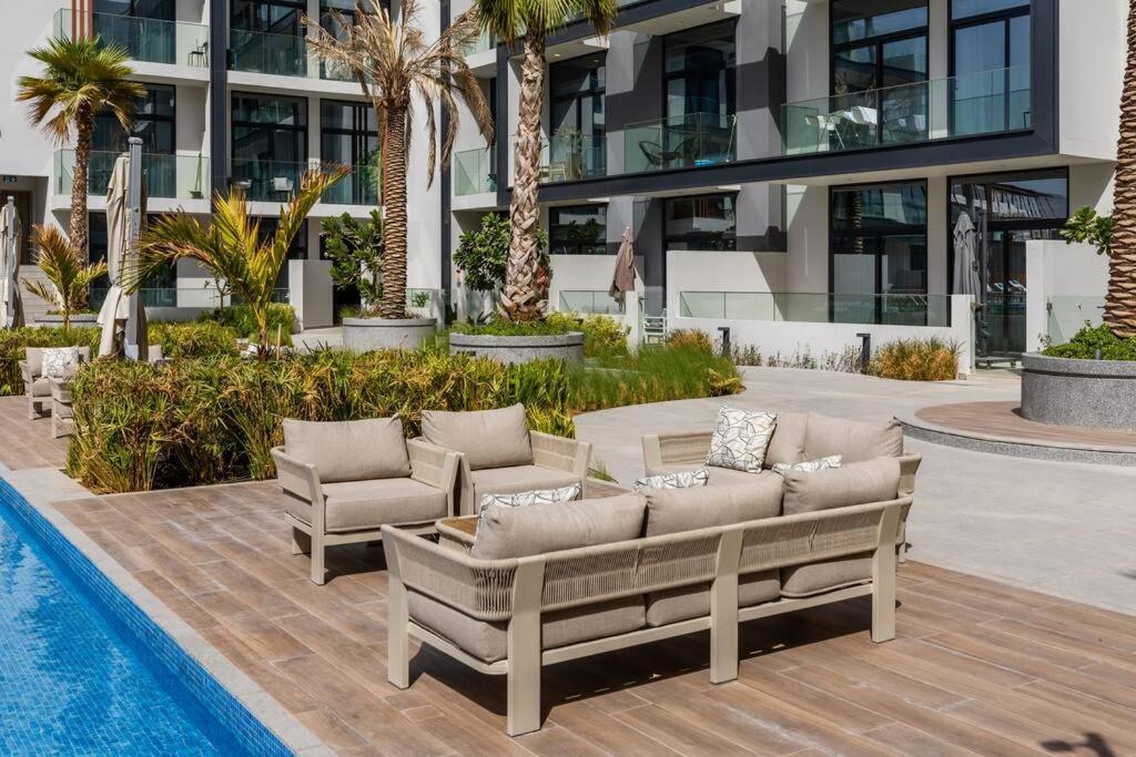 Apartment Waves - Comfortable Jvc With Balcony And Maids