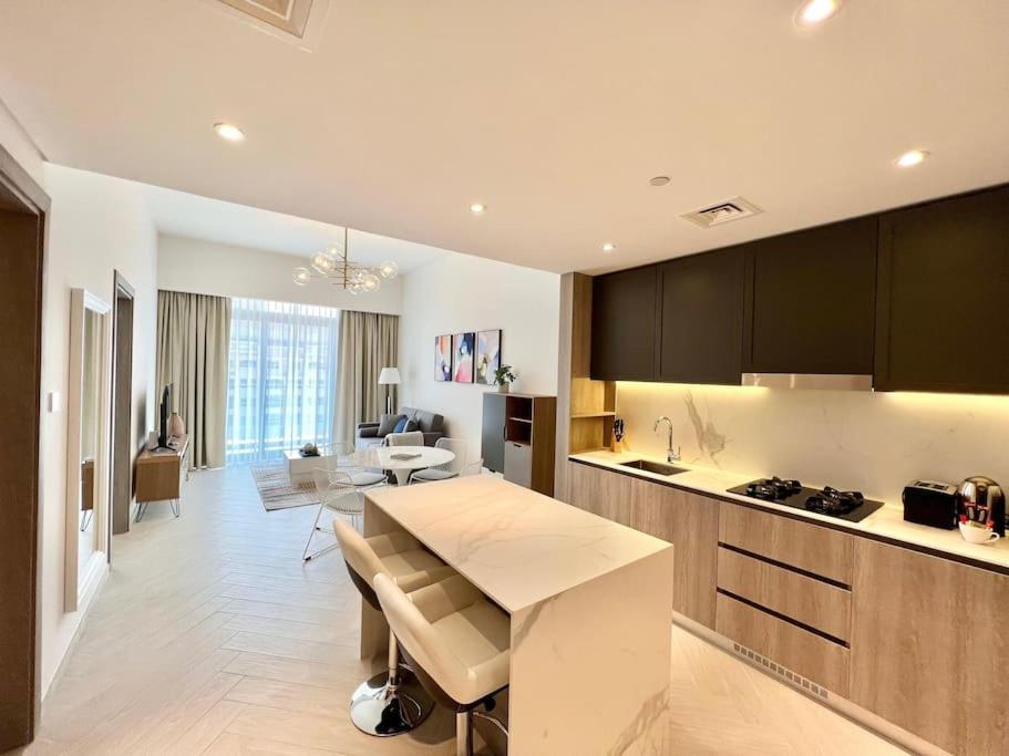 Waves - Comfortable Jvc With Balcony And Maids Apartment *