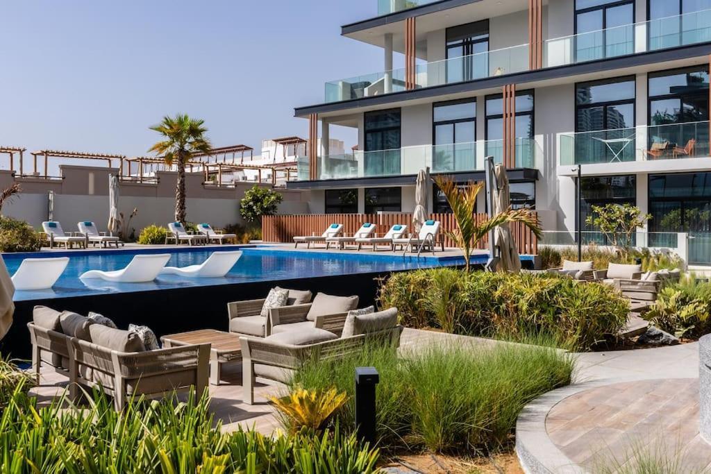 Apartment Waves - Comfortable Jvc With Balcony And Maids *