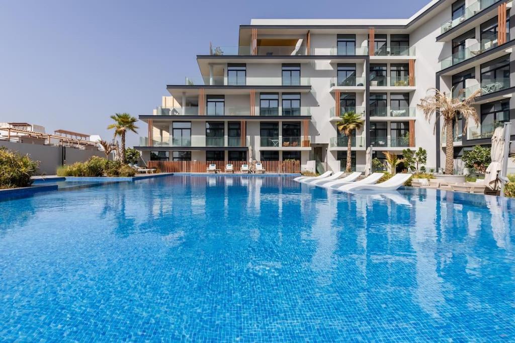 Waves - Comfortable Jvc With Balcony And Maids Apartment