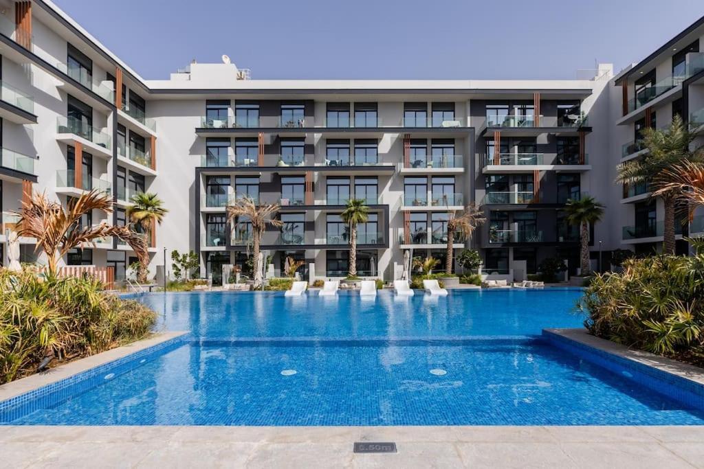 Waves - Comfortable Jvc With Balcony And Maids Apartment *