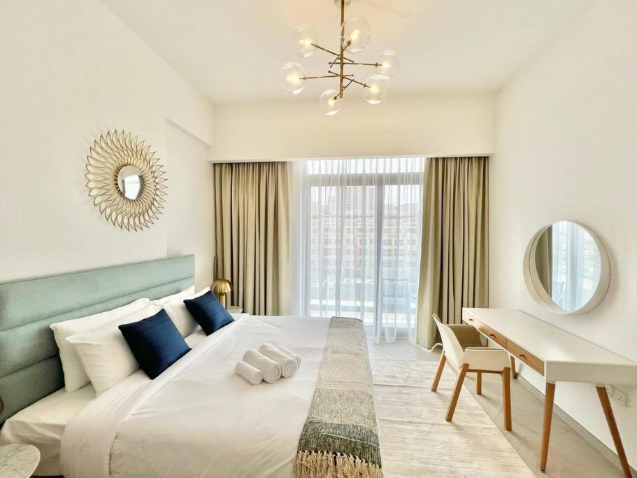 Apartment Waves - Comfortable Jvc With Balcony And Maids *