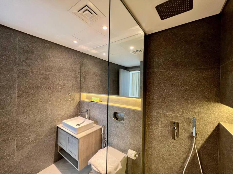 Waves - Comfortable Jvc With Balcony And Maids