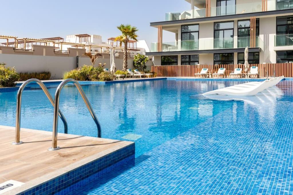 Waves - Comfortable Jvc With Balcony And Maids Apartment