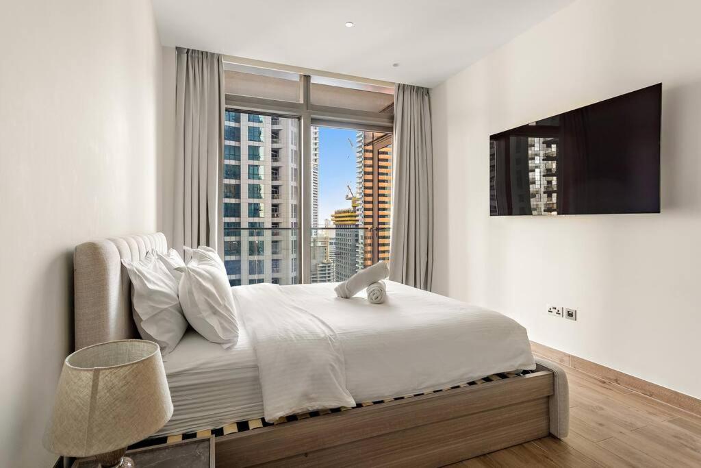 Marina 1br With Pool Near Shops & Restaurants *