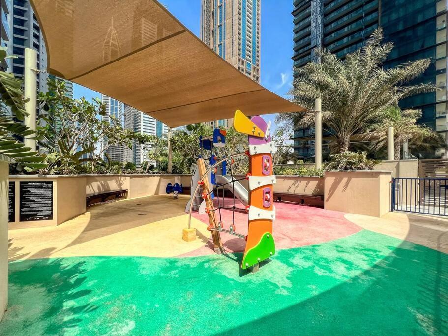 Marina 1br With Pool Near Shops & Restaurants *