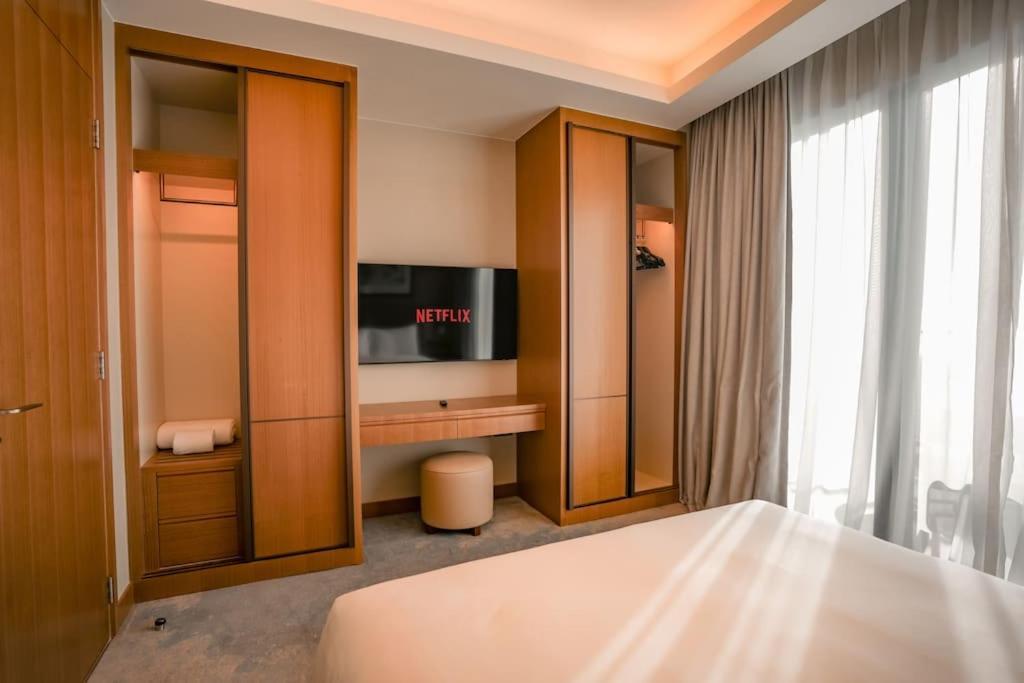 Address Opera 1br 54th Floor *