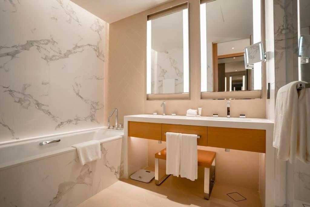 Address Opera 1br 54th Floor