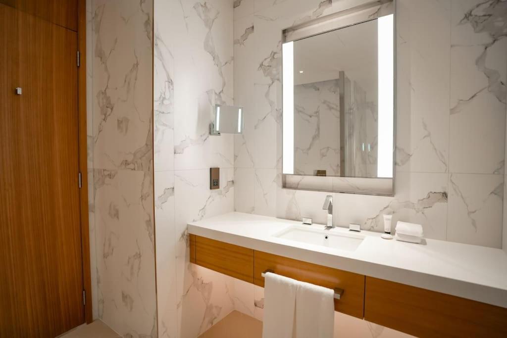 Address Opera 1br 54th Floor *