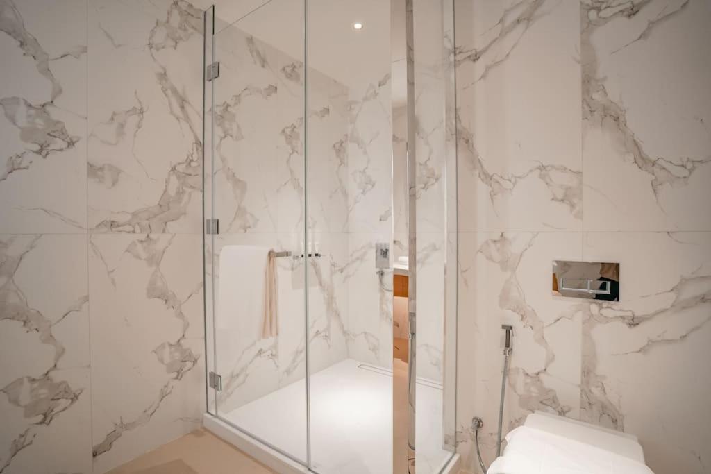 Address Opera 1br 54th Floor