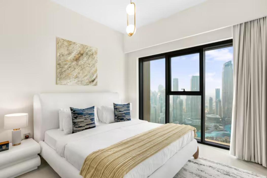 Exclusive 4 Bedroom I Burj Khalifa And Fountain Views I Free Wi-fi, Pool, Gym & Parking I By Meerak Apartment