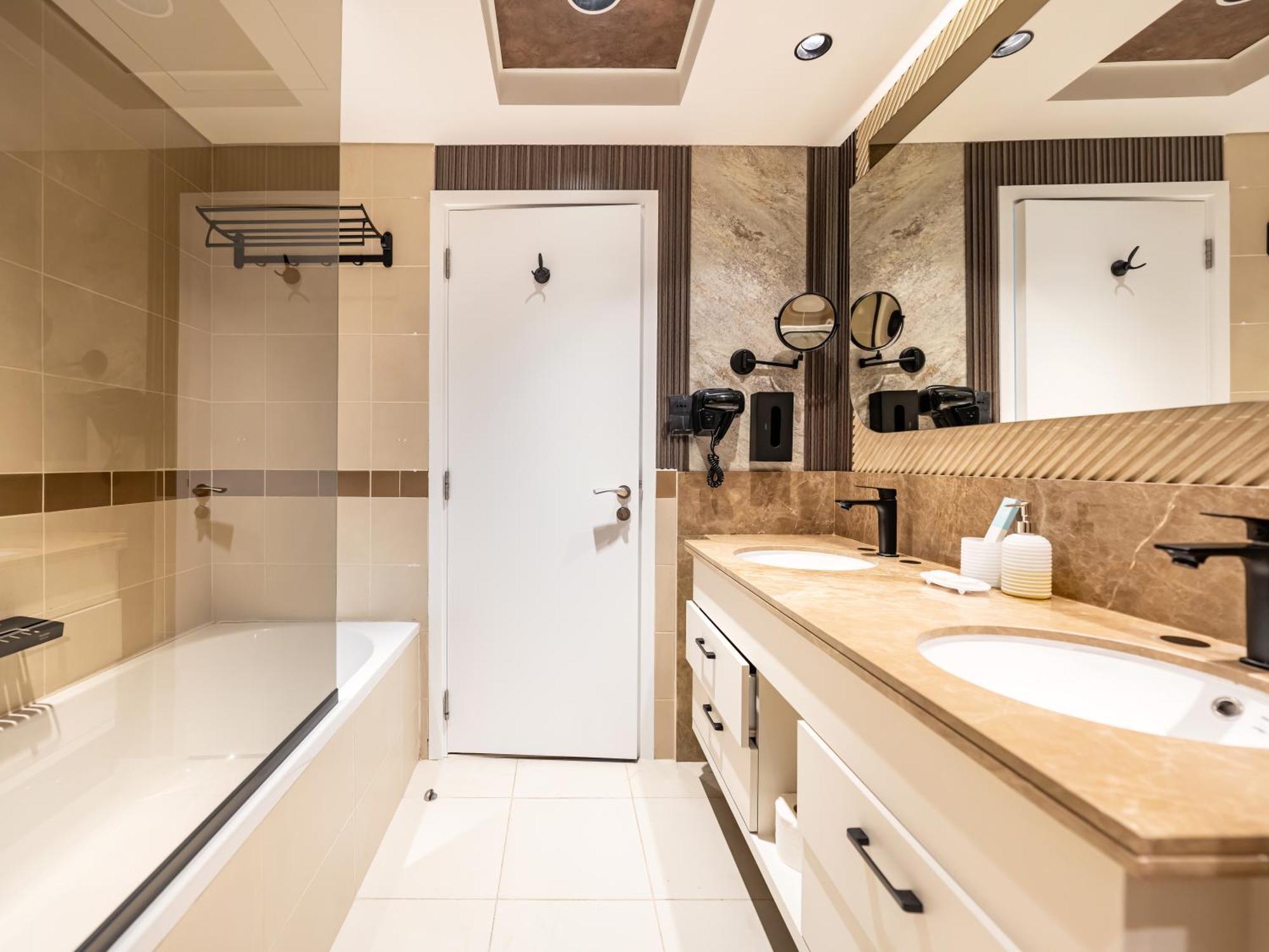 Lavish 2 Bedroom I Burj Khalifa & Fountain Views I Free Gym, Pool, Parking, Wi-fi And Ps5 I By Skyline Serenity Apartament *