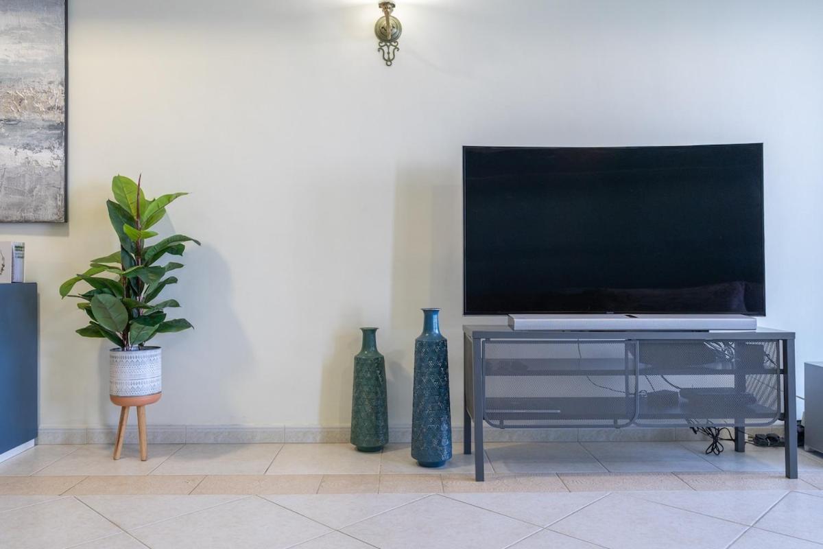 Stunning 1-bedroom With Marina Views Apartamento