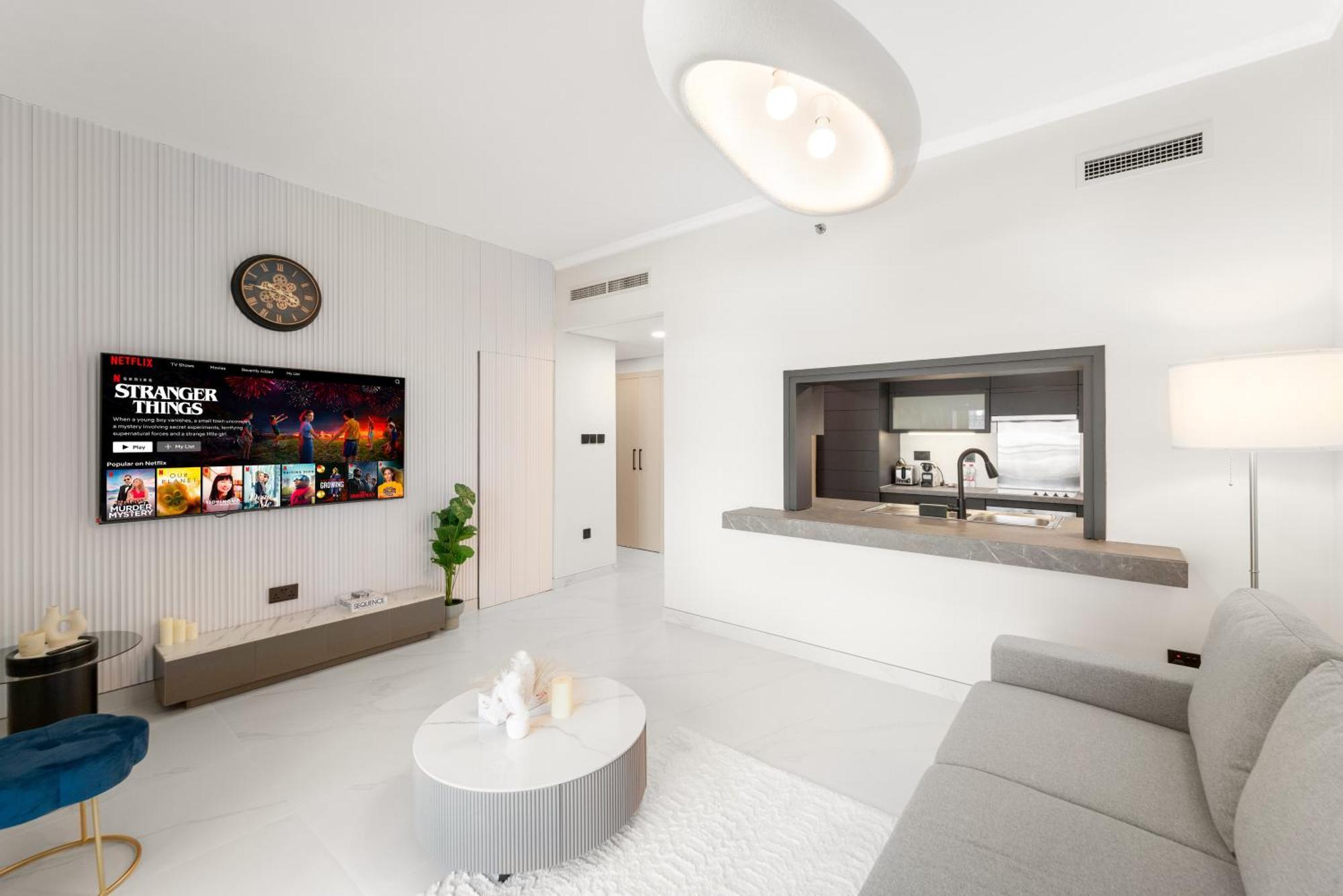 Bright & Spacious 1br In Downtown With Balcony L Close To Mall