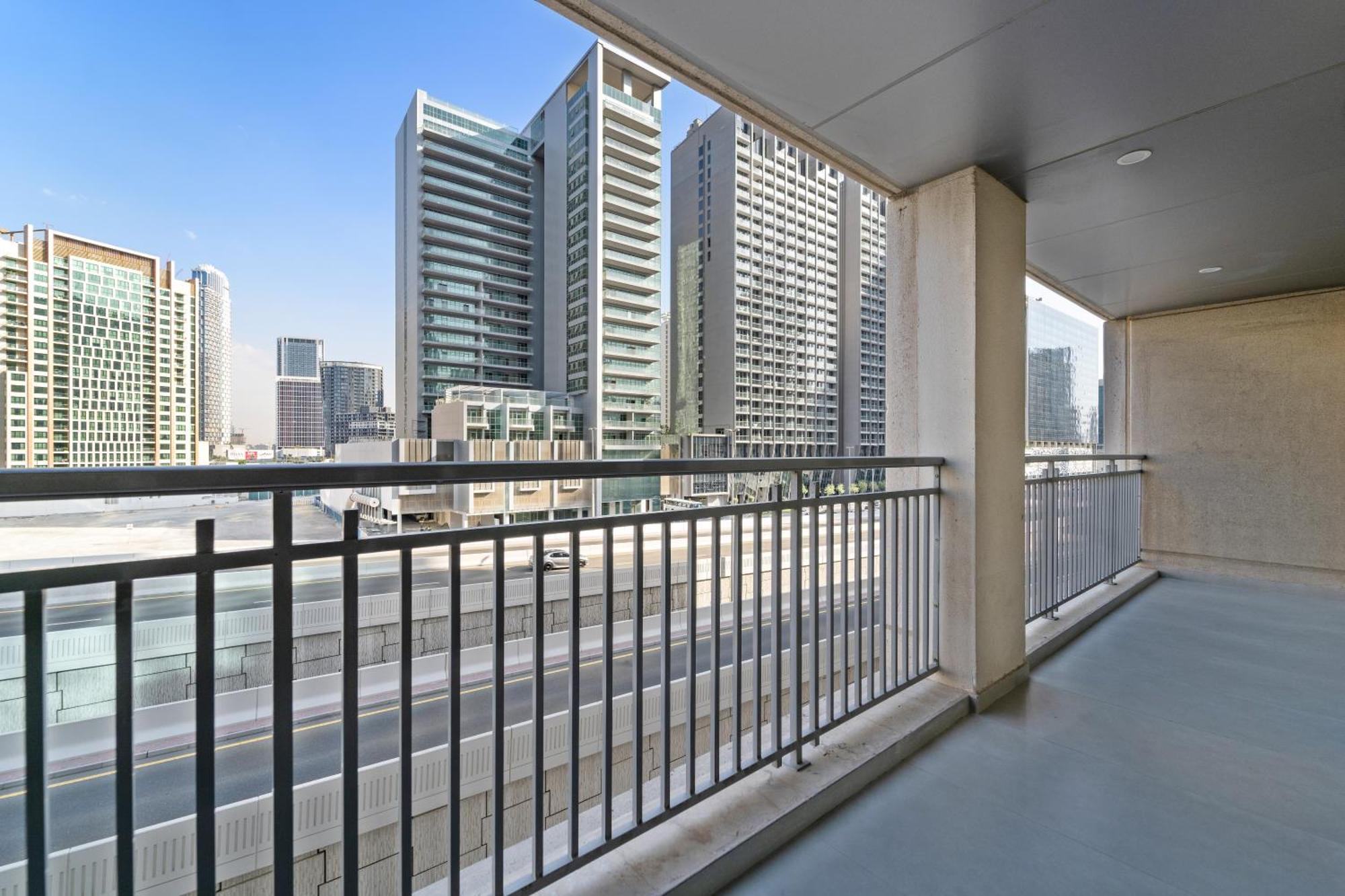 Bright & Spacious 1br In Downtown With Balcony L Close To Mall