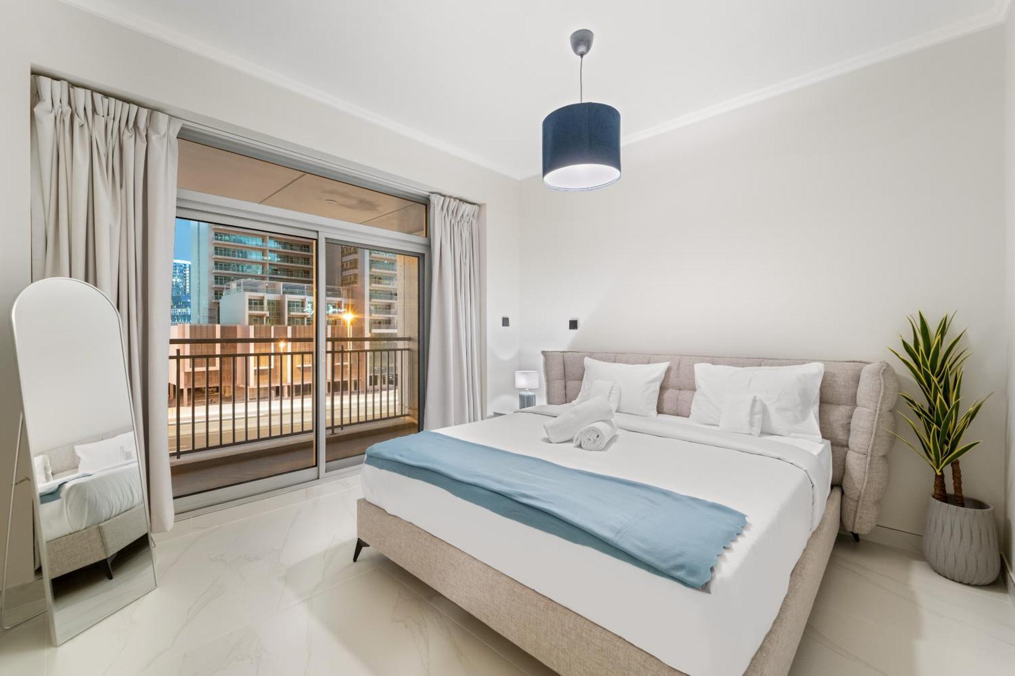 Bright & Spacious 1br In Downtown With Balcony L Close To Mall *