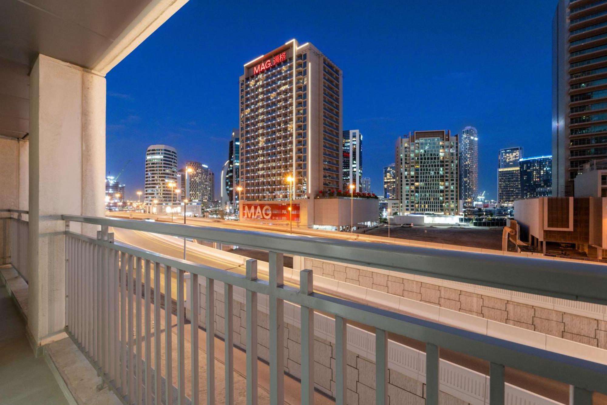 Bright & Spacious 1br In Downtown With Balcony L Close To Mall * Dubai