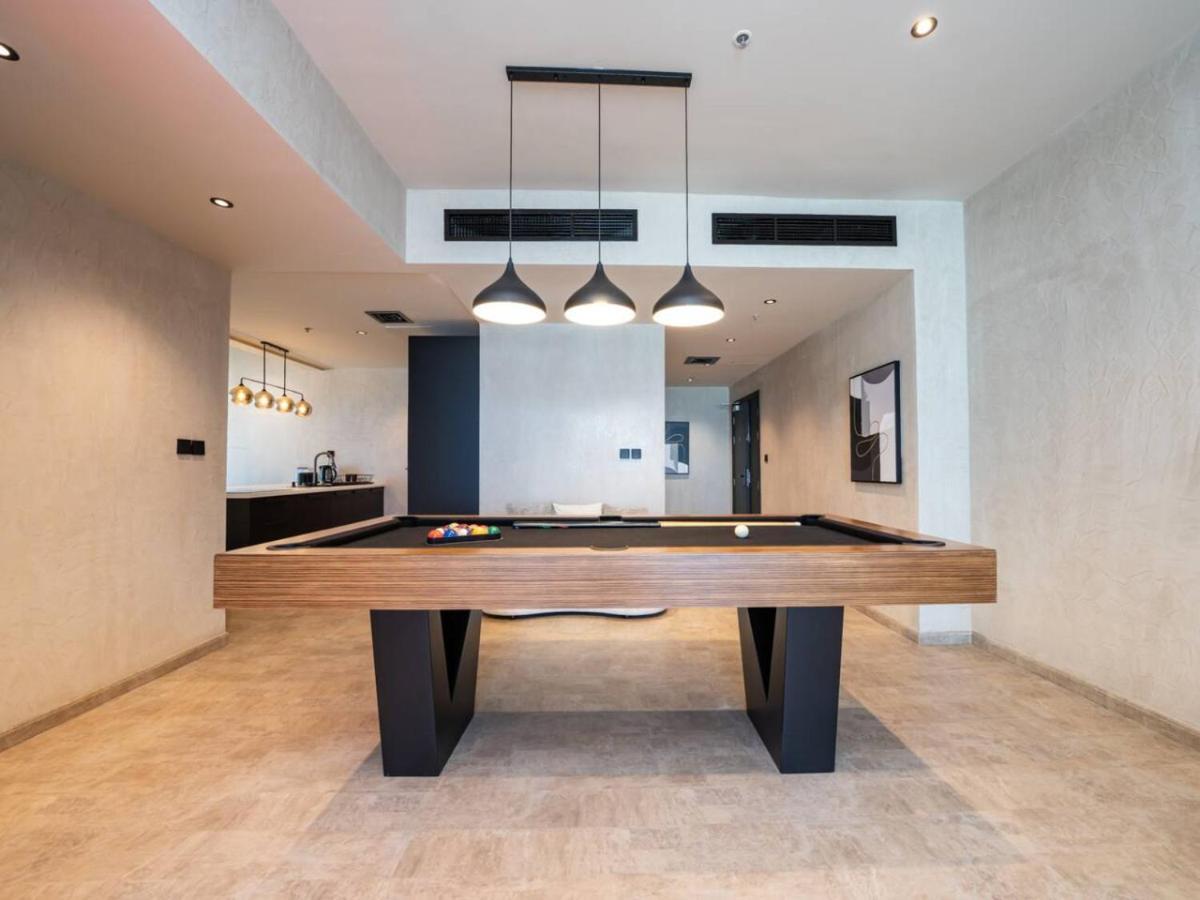 Upgraded Stylish Living With Private Steam