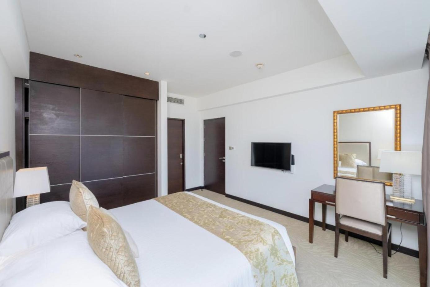 Emaar Address Studio In Marina With Mall Access And Five Star Amenities