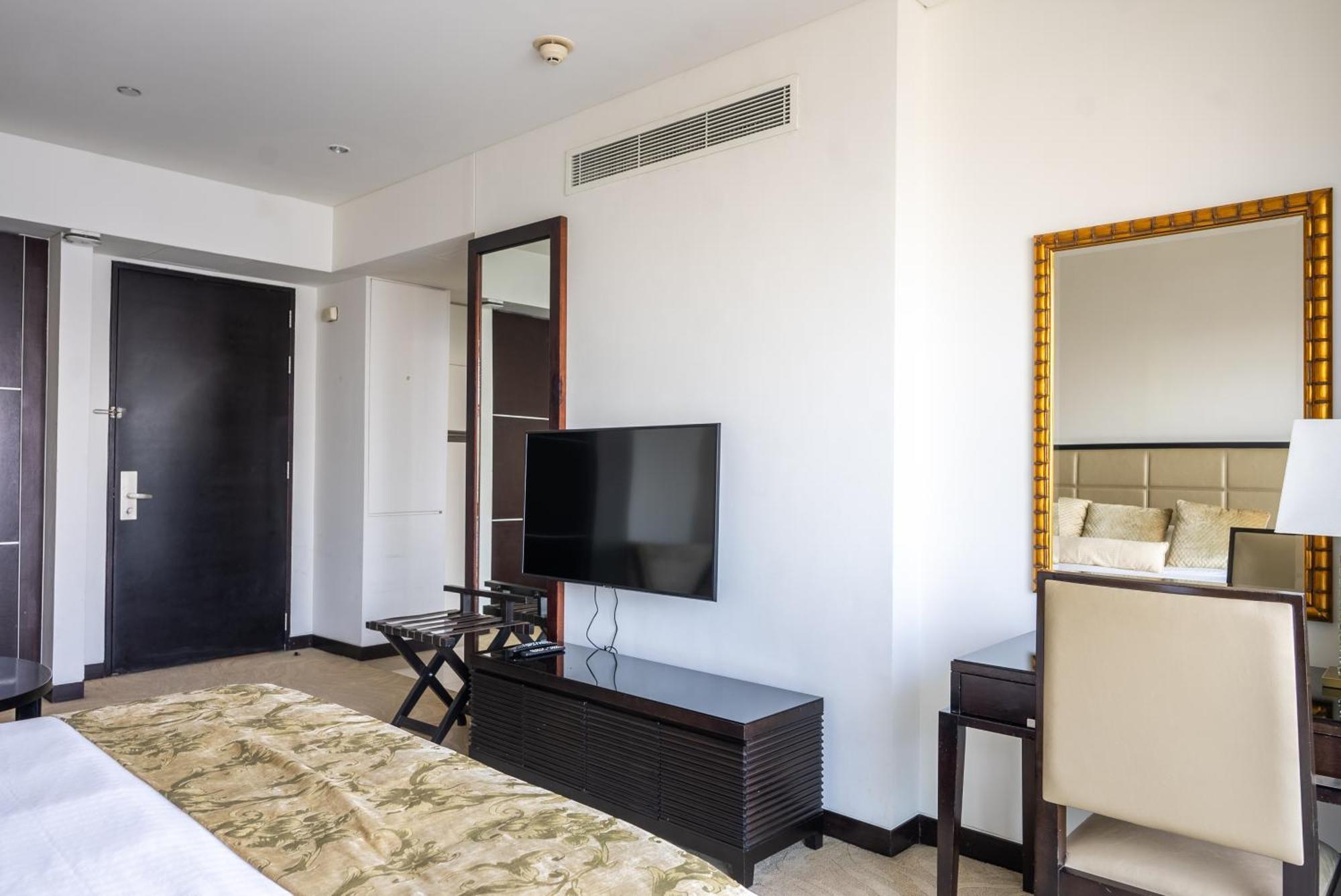 Emaar Address Studio In Marina With Mall Access And Five Star Amenities * Dubai