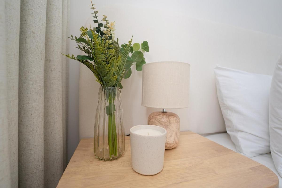 Bright & Beautiful 2-bedroom In Downtown