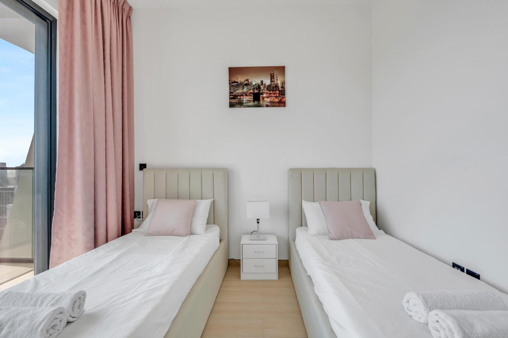 Chic 2br For 6 With King Bed, Pool, Stunning Views * Dubái