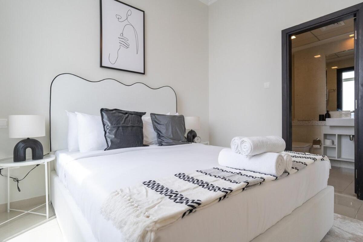 Sophisticated 1-bedroom With Skyscrapers View At Botanica Tower