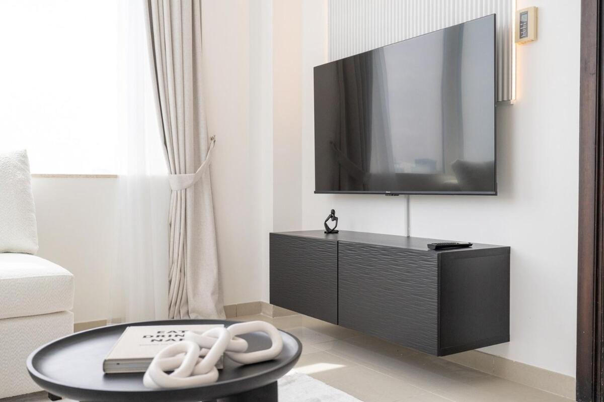 Sophisticated 1-bedroom With Skyscrapers View At Botanica Tower *